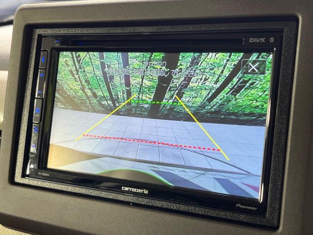 【バックカメラ】駐車時に後方がリアルタイム映像で確認できます。大型商業施設や立体駐車場での駐車時や、夜間のバック時に大活躍！運転スキルに関わらず、今や必須となった装備のひとつです！
