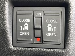 【両側スライドドア】駐車場で隣の車との間隔が狭く乗りにくい時、スライドドアなら安心！ドアオープン時も幅を取らず、開口部が広いので乗り降りがとっても簡単です。大きな荷物の出し入れも後席から可能♪
