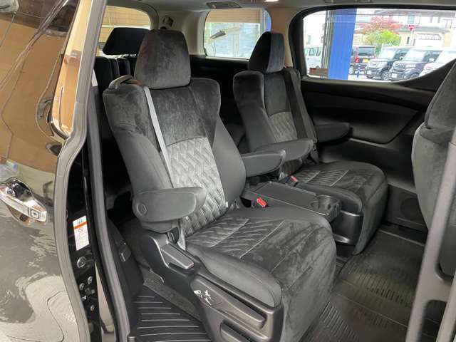 広々した後部座席で、大人が乗ってもストレスなくロングドライブが楽しめます！