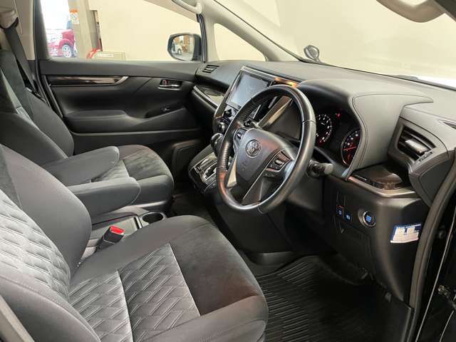 運転席は使用感などなく綺麗な状態です！匂いなど気になる方は是非ご来店ください！