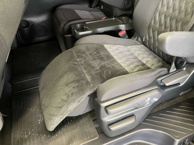 広々した後部座席で、大人が乗ってもストレスなくロングドライブが楽しめます！
