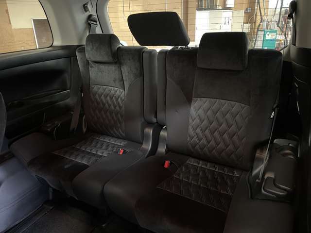 広々した後部座席で、大人が乗ってもストレスなくロングドライブが楽しめます！