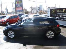 街乗りで1L/約21km高速道路では1L/約23kmの低実燃費です！バッテリーも交換済みで、まだまだ長く乗って頂けます！トラベルアシストやACC、レーンキープオールインセフテー等、様々な安全装備も充実してます