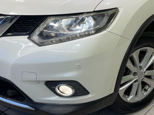 【LEDヘッドライト】悪天候や夜間走行時も良好な視界を確保し安心して運転できる高輝度LEDヘッドライトを装備！点灯速度が早く、消費電力も抑えられています。