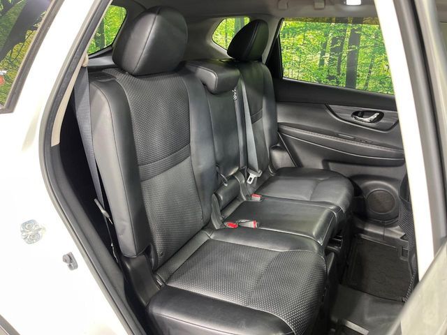 後部座席も気になるようなキズ・汚れやへたり等、大きなダメージはなく、良好な状態です。