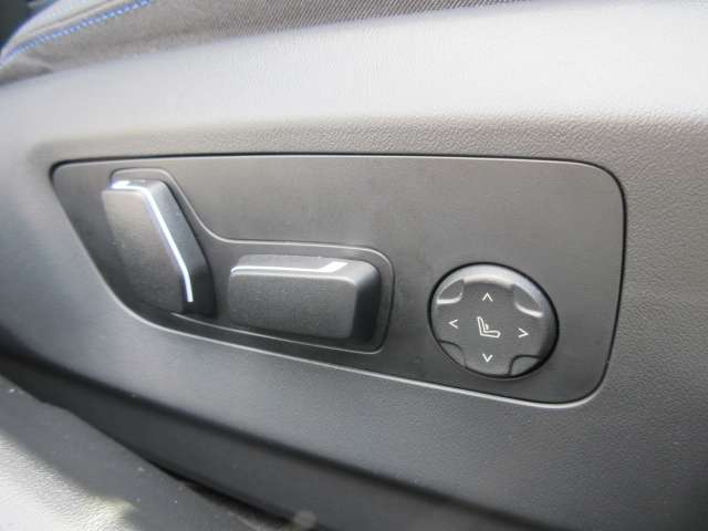 運転席メモリー付きフロント電動シート装備。