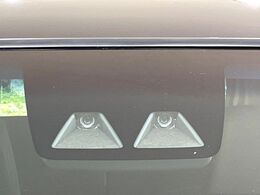 【スマートアシストIII】走行中に前方の車両等を認識し、衝突しそうな時は警報とブレーキで衝突回避と被害軽減をアシスト。より安全にドライブをお楽しみいただけます。