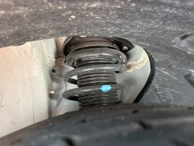 お車を安心してお乗りいただく為には、足回りの定期点検が欠かせません。サービスサポート（有償保証）では無料点検もご提供しており、安心のカーライフをお過ごしいただけるサポート体制が整っています。
