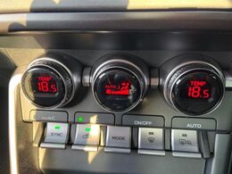 【左右独立型フルオートエアコン】運転席と助手席でそれぞれお好みの温度に設定可能。同乗者にも配慮した、快適な空調をお届け致します。