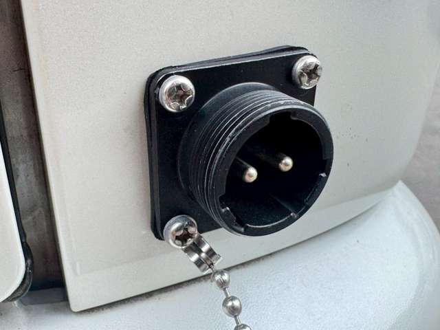 外部電源取り込み口