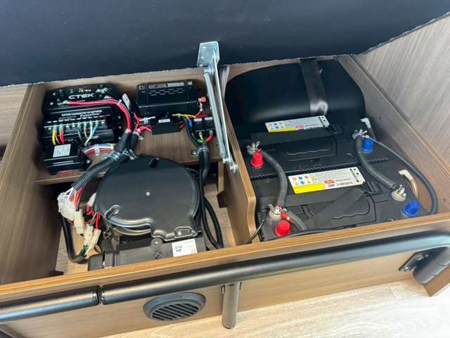 ツインサブバッテリー　走行充電　外部充電・電源　300Wインバーター