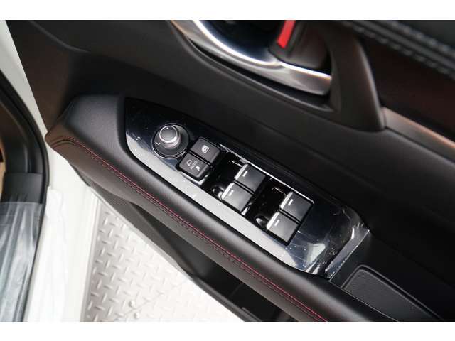 運転席から全ドアウィンドウの操作が可能です！！
