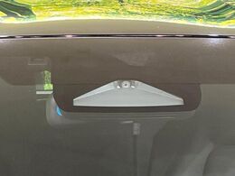 【プリクラッシュセーフティ】前方の車両等を検知し、衝突しそうな時は警報で注意を促し、ブレーキを踏む力をサポート。ブレーキを踏めなかった場合は衝突被害軽減ブレーキが作動、衝突回避をサポートします。