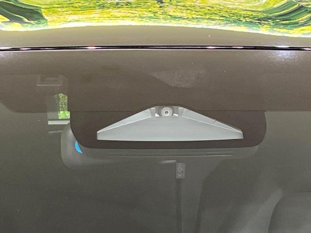 【プリクラッシュセーフティ】前方の車両等を検知し、衝突しそうな時は警報で注意を促し、ブレーキを踏む力をサポート。ブレーキを踏めなかった場合は衝突被害軽減ブレーキが作動、衝突回避をサポートします。