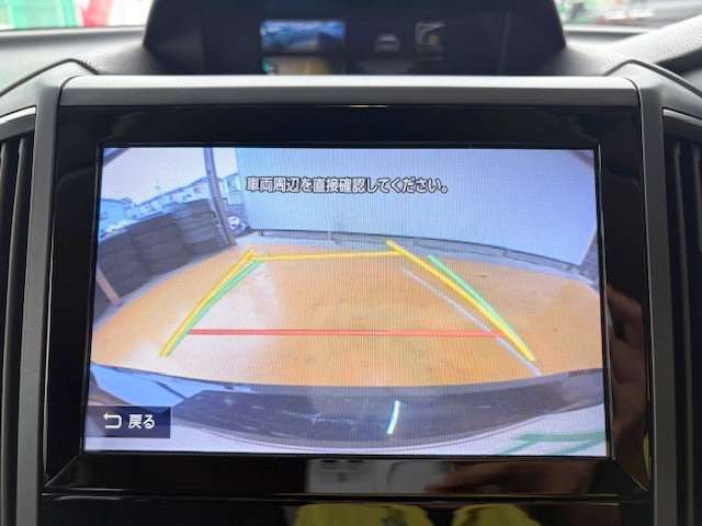 バックカメラがついて後方確認が簡単にできます！苦手としている車庫入れ等も安心して出来ますね！凄く需要の高い装備ですので、最初から付いていれば言う事なしですよね！？