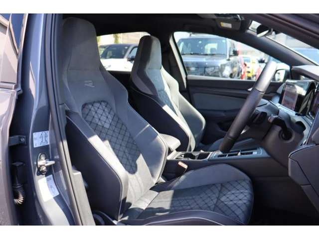 （運転席助手席）安全装備をオプションで追加するのは日本的発想。フォルクスワーゲン車はサイドエアバッグを全車標準で装備しております。