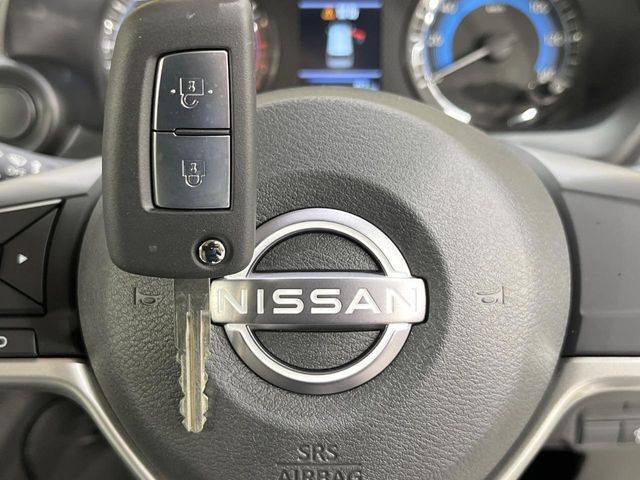 【キーレス】少し離れた場所からでもボタン一つでドアの開錠・施錠ができるのでとっても便利！ドアの鍵穴周りに傷をつけることもありません