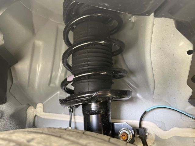 お車を安心してお乗りいただく為には、足回りの定期点検が欠かせません。サービスサポート（有償保証）では無料点検もご提供しており、安心のカーライフをお過ごしいただけるサポート体制が整っています。