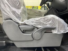 【シートリフター】シート座面の位置を上下に調整できるシートリフターを装備。大柄な方も小柄な方も最適なドライビングポジションで運転できます。