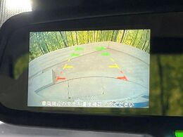 【バックカメラ】駐車時に後方がリアルタイム映像で確認できます。大型商業施設や立体駐車場での駐車時や、夜間のバック時に大活躍！運転スキルに関わらず、今や必須となった装備のひとつです！