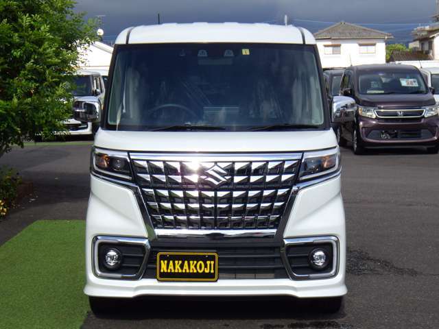 「お客様が自由にお気軽に展示車をご覧頂けるように」が当店の想いです。ご質問等ございましたら、お気軽にスタッフへ一言お掛けくださいませ！