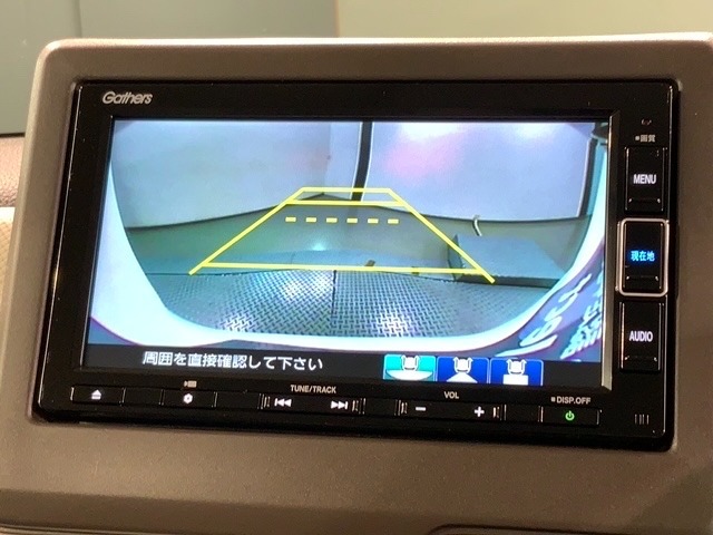 リバースギアに入れるだけで後方の表示へ切り替わります。夜間や雨の日の駐車も楽になりますよ。