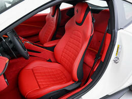 こちらは左ハンドルのお車でございます。内装はRosso Ferrariを選択しております。