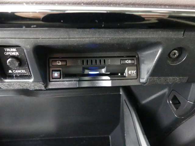 ナビ連動タイプのETC車載機です。ナビゲーションと連動してくれますのでカード未挿入を知らせてくれるなど便利な機能が追加されています。