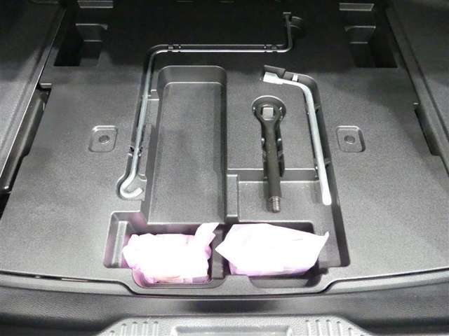 スペアタイヤレス車です。応急セットを搭載しております。