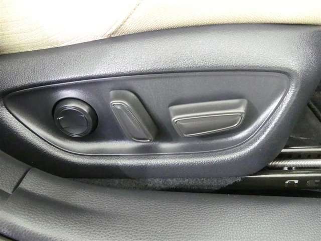 電動シートは、シートポジションを細かく調整できるので長時間の運転もリラックスできますね。