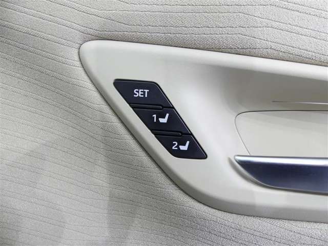 運転席のシートポジションを記憶・再現できるメモリー機能を搭載しています。