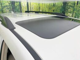 【サンルーフ】開放感たっぷりの希少装備、サンルーフが装着されています！車内に明かりを取り入れたり景色を楽しむ以外にも、車内の空気も簡単に換気できて快適です！
