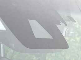 【トヨタセーフティセンス】走行中に前方の車両等を認識し、衝突しそうな時は警報とブレーキで衝突回避と被害軽減をアシスト。より安全にドライブをお楽しみいただけます。
