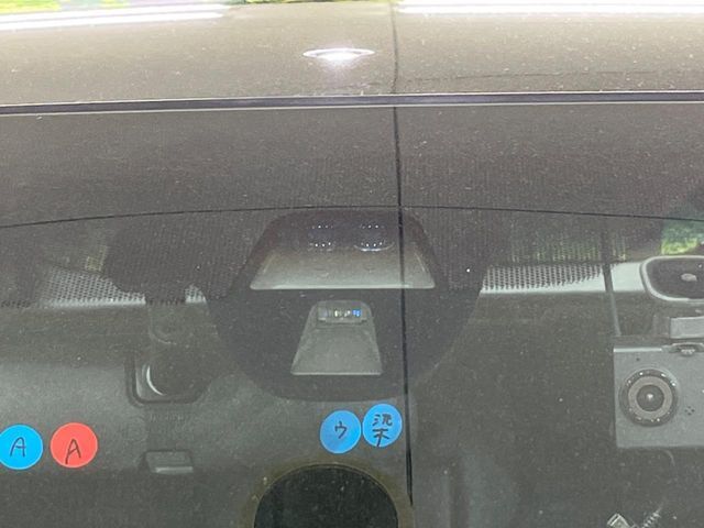 【ホンダセンシング】走行中に前方の車両等を認識し、衝突しそうな時は警報とブレーキで衝突回避と被害軽減をアシスト。より安全にドライブをお楽しみいただけます。