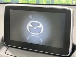 【8インチマツダコネクト】車内の雰囲気にマッチした大型のディスプレイ。スマホ接続でのナビ使用やBluetooth再生等、様々な機能が楽しめます。直感的なダイヤル操作が可能で、使い勝手も良好です。