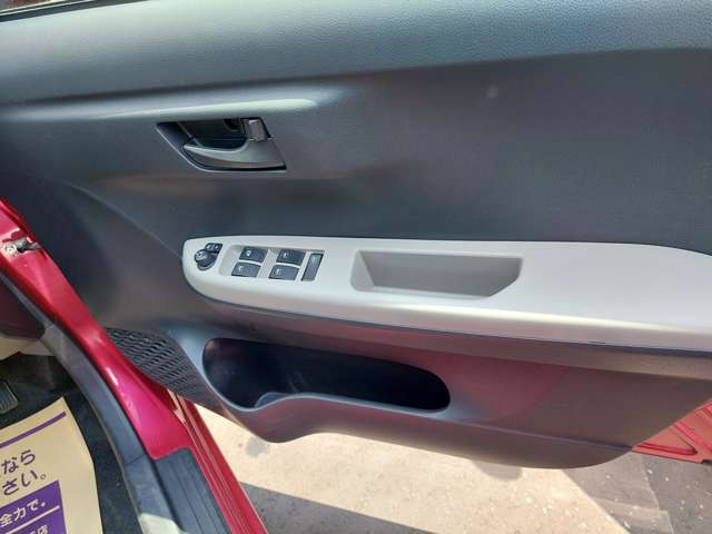 パワーウィンドウのスイッチです。運転席に居ながら窓を開け閉めのコントロールできます！