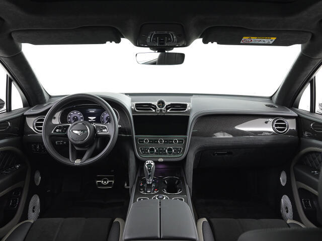 前車追従機能、レーンキープアシスト、ヘッドアップディスプレイも備わり、多数のオプションを備えております。