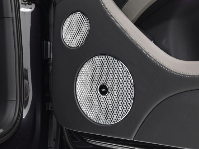 オプションのNaim For Bentley。音響設備にも妥協のない1台となっております。