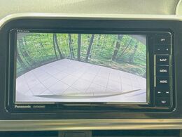 【バックカメラ】駐車時に後方がリアルタイム映像で確認できます。大型商業施設や立体駐車場での駐車時や、夜間のバック時に大活躍！運転スキルに関わらず、今や必須となった装備のひとつです！