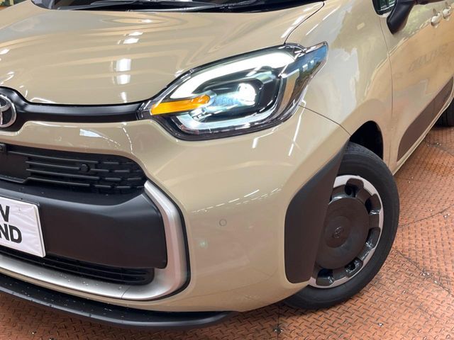 【LEDヘッドライト】悪天候や夜間走行時も良好な視界を確保し安心して運転できる高輝度LEDヘッドライトを装備！点灯速度が早く、消費電力も抑えられています。