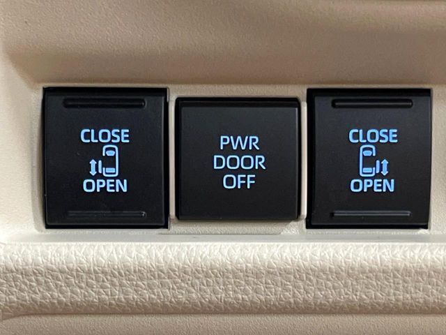【両側パワースライドドア】スマートキーや運転席のスイッチで後席両側スライドドアの開閉が可能♪電動だから力を入れてドアを開ける必要が無く、小さなお子様でも簡単に開け閉めでき快適です♪