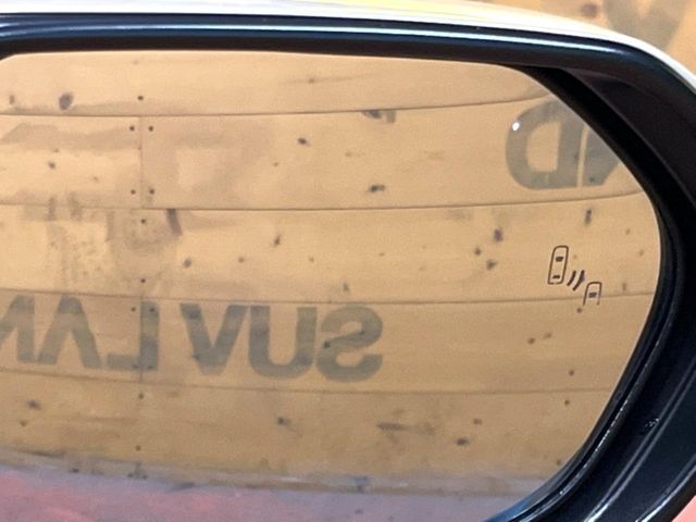 【ブラインドスポットモニター】走行中、ドアミラーの死角になりやすい箇所に後続車が接近するとサイドミラーのレンズに警告を表示！ドライバーに注意喚起をしてくれます。