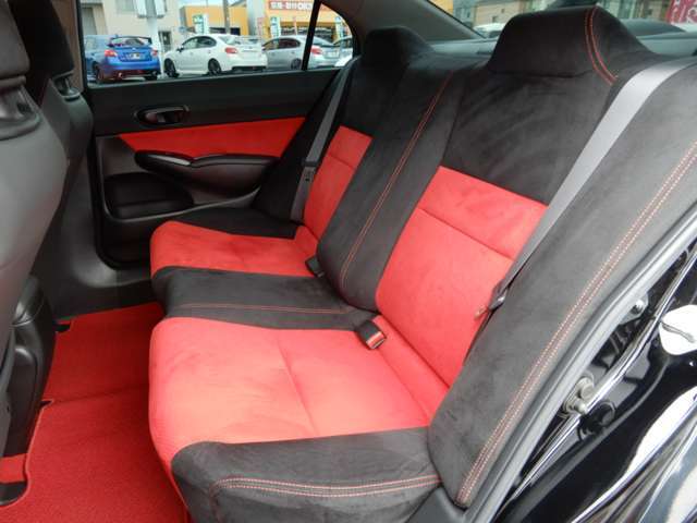 後部座席も使用感少なくキレイです☆当店の展示車は全車クリーニング済みです。再度クリーニング後のご納車となります☆