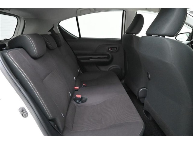 リヤシートは固定式で、座面中央にはへこみがあり、座り心地への配慮がされています。