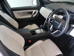 水平と垂直のラインが特徴的なキャビン。インテリアカラーの配色やシートなどに織り込まれたステッチ、パーツの配置など、クリーンな質感と上質な作り込みで英国車らしさを感じさせます。