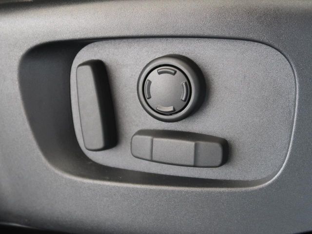 パワーシート『電動パワーシートですので運転中のシート調節も安全に行えます。微調整も可能ですのであなただけのドライビングポジションを実現します。』