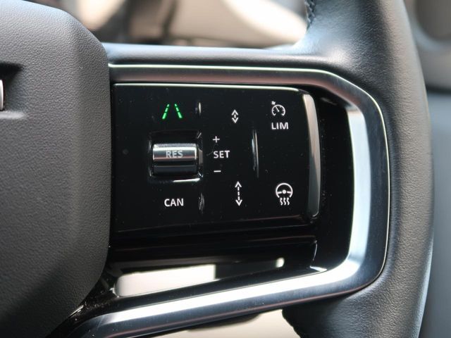 【ステアリングホイール（ヒーター付）】車内の暖房よりも早く手元が暖まるので「手がかじかんでハンドルが握りづらい」「冷え性で冬場がつらい」という寒い時期にはぴったりの機能です。