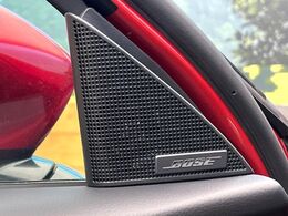 【BOSEサウンドシステム】メーカーオプションの高品位サウンドシステムを搭載。専用のチューニングが施された大小様々なスピーカーから良質なサウンドが奏でられ、臨場感あふれる音響空間を演出します。