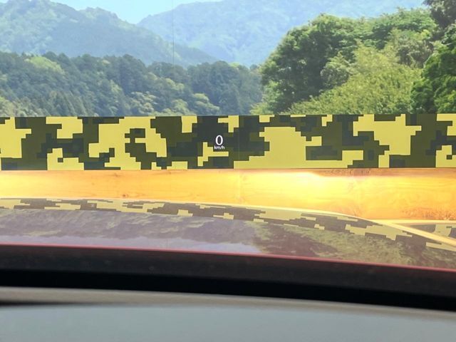 【ヘッドアップディスプレイ】現在の速度や走行情報をデジタル表示で運転席前方のガラスに投影！運転中、目線をずらさず必要な情報を確認できるのでとっても便利で安心！