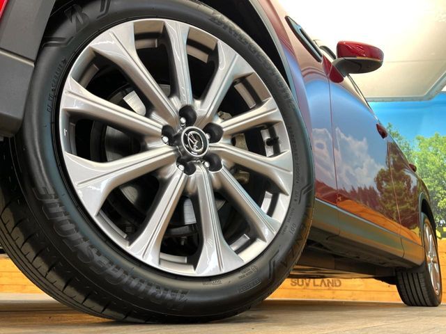 【純正20インチアルミホイール】外観にマッチした純正アルミホイールを装着しております。各種Aftermarketアルミホイールや、スタッドレスタイヤも取扱いしております。是非ご相談ください♪